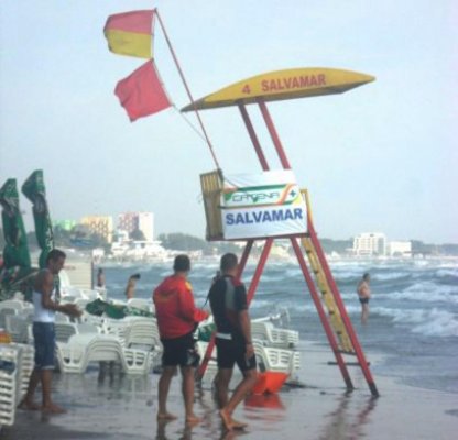 Mai mulţi turişti au fost la un pas să se înece, la Costineşti şi Mamaia